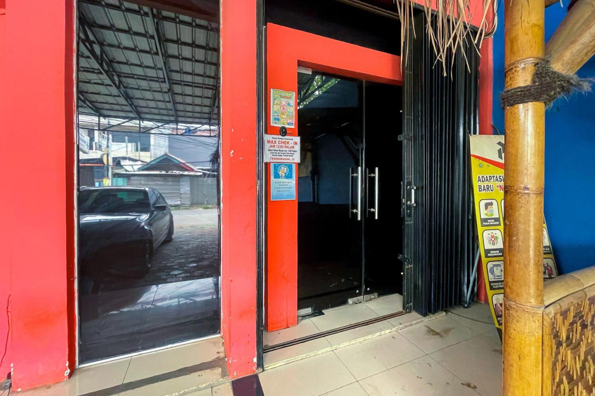 Citara Jaya Guesthouse Mitra Reddoorz Bekasi Exterior foto